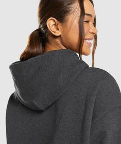 BESTER REST DAY 
 Erlebe ultimativen Komfort gepaart mit coolem Street Style: Der vielseitige Rest Day Sweats Hoodie bietet mehr als dein klassischer Kapuzenpullover. Hier trifft ein moderner, cleaner Look, der gerade voll im Trend ist, auf hochwertige Materialien und stylishes Design. 
Bitte beachte: Oversized ist hier wiiirklich Oversized. Nimm lieber eine Größe kleiner, wenn du dir unsicher bist.
 
- Kastiger Schnitt
- Dicker, schwerer Stoff
- Meliert
- Gesticktes Gymshark Logo 
- Hauptmaterial: 83% Baumwolle, 17% Polyester
- Bündchen und Saum: 98% Baumwolle, 2% Elastan
- Taschenfutter und Tape: 100% Baumwolle
- 400gsm - Schweres Material
- Das Model ist 1.72 m groß und trägt Größe XS
- Artikelnummer: B2A7P-BBBC Gymshark Rest Day, Hoodie Allen, Rest Day, Rest Days, Sweat Hoodie, Black Hoodie, Street Style, Models, Black