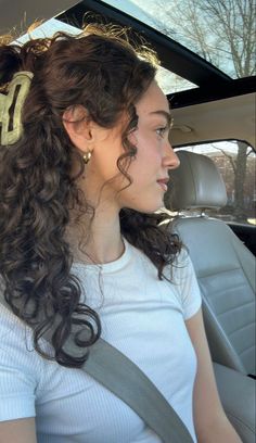 Kiana Davis, Pelo Ondulado Natural, Natural Curly Hair Cuts, Brown Curly Hair, Wavy Curly Hair, Hair Stylies, Curly Hair Inspiration, Curly Girl Hairstyles