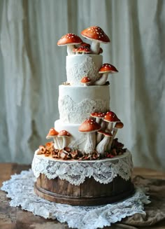 Antique lace and cream icing, wooden base, edible toadstool mushrooms with white chocolate spots Fairy Wedding Cake Ideas, Mushroom Quinceanera Theme, Fairy Core Wedding Cake, Magical Forest Wedding Cake, Bug Themed Wedding, Mushroom Theme Wedding, Mushroom Cake Design, Mushroom Themed Wedding, Ginkgo Wedding