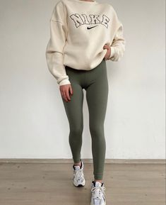 Leggings And Sweatshirt Outfit, Green Leggings Outfit, Volleyball Leggings, Khaki Leggings, Outfits Leggins, Late Bloomer, Fitness Outfits