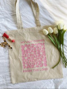 Totes With Quotes, Cricut Christian Projects, Cute Canvas Tote Bags, Jesus Tote Bag Painting Ideas, Painted Canvas Tote Bags, Bible Tote Bag Diy, Christian Tote Bag Design Diy Paint, Tote Bag Painting Ideas Christian, Cute Tote Bag Ideas