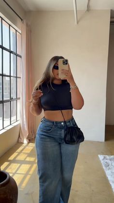 Mom Jeans Concert Outfit, Going Out Outfit Mid Size, Casual Summer Outfits Jeans, Curvy Going Out Outfits, Saturday Outfit Ideas, Womens Style Summer, Casual Outfits Curvy, Midsize Outfits Casual, Summer Midsize Outfits