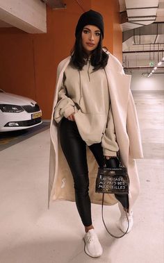 Check out the best airport outfits ideas for women 2022, comfy airport outfits aesthetics, best traveling outfits. You will also discover casual outfits,airport outfit Korean, baddie outfits, streetwear style, Pinterest outfits, trendy summer outfits 2022, spring outfits, and winter outfits that will inspire you. Cute Airport Outfit, Lederhosen Outfit, Winter Mode Outfits, Leather Pants Outfit, Cute Winter Outfits, Street Style Winter, Weekend Style, Street Style Inspiration, Airport Outfit