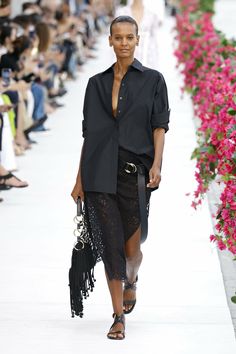 Michael Kors Ready To Wear Spring Summer 2024 New York – NOWFASHION Gothic Chic, Michael Kors Fashion, Lace Midi Skirt, Moda Paris, Looks Street Style, Looks Black, Michael Kors Collection, Spring 2024, Lady Dior