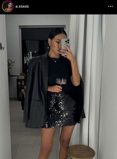 New Years Blazer Outfit, London Nye Outfit, Holiday Girls Night Outfit, New Year Dinner Outfit, Nye Nyc Outfit, December Night Out Outfit, Sequin Skirt And Blazer Outfit, Curvy New Years Eve Outfit, Cool Girl Holiday Outfit