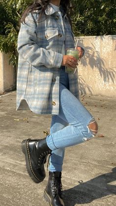 Shacket Outfit Ideas, Casual Boots Outfit, Doc Martens Outfits, Combat Boot Outfit, Shacket Outfit, Neutral Fall Outfits, Outfit Winter