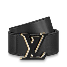 Add a chic finishing touch with this lv optic 40mm reversible belt. Crafted from smooth calf leather, the design is finished in two timelessly elegant dark hues. The focal point is the tone-on-tone effect lv initiales buckle, featuring silver and gold outlines for a contemporary twist. Lewis Vuitton, Gucci Super Mini, Mens Belt, Men Closet, Men Belts, Swag Men, Louis Vuitton Belt, Reversible Belt, Louis Vuitton Official