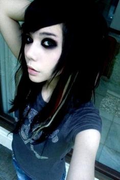 Emo makeup is usually characterised by long coloured hair, heavy makeup, piercings and pale skin. Here are the 9 Best Emo Makeup Looks to inspire you. Old Emo Aesthetic, Coontails In Hair, Black Emo Makeup, 2000 Emo Makeup, Early 2000s Emo Makeup, 2000s Scene Makeup, Scene Queen Makeup, Scene Kid Makeup, Scene Girl Makeup