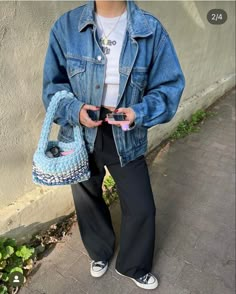 Oversized Jean Jacket Outfit, Denim Jacket Outfit Women, Blue Jean Jacket Outfits, Spring Jacket Outfit, Fall Jackets Outfit, Winter Jacket Outfits, Converse Fits, Jacket Outfit Women