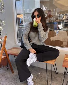 #matchalatte#newbalance530outfit#coffeerunoutfits#outfitidea#coffeeshop#newbalanceshoesoutfit Styling New Balance, Eurotrip Outfits, Outfit New Balance, Autumn Outfits Curvy, Winter Sneakers Outfit, Outfits Con Jeans