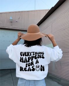 "Everything Happens For A Reason Sweatshirt, Good Vibes Sweatshirt, No Bad Vibes Sweatshirt, VSCO Sweat, Positive Trendy Sweat, Oversize Sweat ~ Printed in USA ~ ~ Gildan ~ HOW TO ORDER Please review all the pictures for size chart and color options before making a decision. 1) Choose the t-shirt color (see the color chart and message me if the color you want is not available on the drop down) 2) Choose the t-shirt size 3) Choose the design/text color (Black or White) 4) Choose the quantity 5) C Cute Sweatshirts Cricut, Positive Tshirt Design, Sweatshirt Designs Vinyl, Trendy Tshirt Designs, Graphic Sweatshirt Outfit, No Bad Vibes, Sweatshirt Ideas, Sublimacion Ideas, Aesthetic Sweatshirt