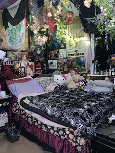 I luv my room Bed Den Ideas, Tapestry Bedroom Ideas, Graffiti Bedroom, Apartment Decorating Hacks, Crystal Room Decor, House Bedroom Ideas, Tapestry Bedroom