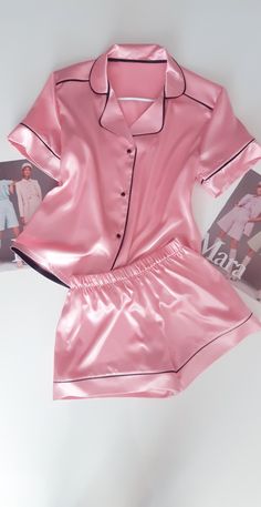 Silk Pjamamas, Pink Pijama, Pink Pyjamas, Pink Pajama Set, Pijama Satin, Her Drawing, Pajamas Aesthetic, Satin Pjs, Silk Pjs