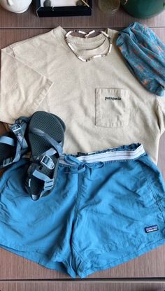 Summer outfits for the salted granola aesthetic Salted Granola Aesthetic, Granola Girl Outfits, Granola Outfits, Granola Style, Salted Granola, Granola Aesthetic, Patagonia Baggies, Hiking Outfits, Hiking Outfit Women