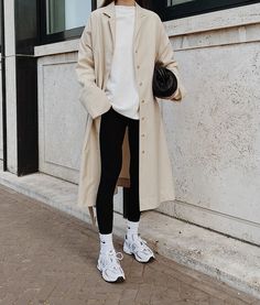 Nike Socks Outfit, New Balance 530 Outfit, Minimal Style Outfits, Minimal Stil, Sporty Chic Outfits, Trainers Outfit, Makeup Korean, Look Legging, New Balance Outfit