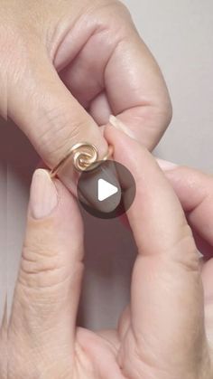 make jewelry with me on Instagram: "DIY ring tutorial, it couldn’t be easier#jewellery #jewelry#handmade#easy#ideas#business" Wire Rings Tutorial Easy, Diy Ring Tutorial, Diy Silver Rings, Handmade Rings Tutorial, Diy Rings Tutorial, Wire Rings Tutorial, Jewelry Tutorials Free, Diy Wire Jewelry Rings, Wire Jewelry Rings