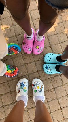 Stucco Crocs, Croc Colors, Croc Charms Ideas, Crocs Outfit Summer, Crocs Summer, Charm Crocs, Summer Aesthetic Pictures