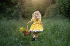 Toddler Poses, Easter Photoshoot, Toddler Outdoor, Toddler Photos, Cottage Inspiration, Toddler Photography, Old Photography