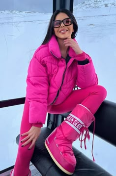 Pink Ski Outfit, Black Girls Winter Outfits, Pink Puffer Jacket Outfit, Snow Outfit Ideas, Winter Outfits Black Women, Apres Ski Outfit, Minimalist Winter Outfit, Winter Vacation Outfits