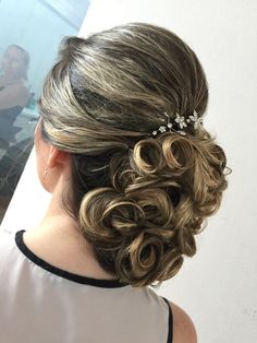 Mother Of The Groom Hairstyles, Bridal Party Hair, Watching A Movie, Hair Color Caramel, Mother Of The Bride Hair, Hair Upstyles, Caramel Hair, Best Wedding Hairstyles, Mom Hairstyles