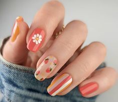 Floral nails can never go out of style. So, to help you get some inspiration on your next manicure makeover, #spring #nail #ideas Simple Flower Manicure, Spring 2024 Manicure, Summer Natural Nail Ideas, Natural Nail Designs Short Summer, Cottagecore Nail Art, Sunflower Manicure, Natural Nail Designs Summer, Flower Nail Designs Short Nails, Retro Summer Nails