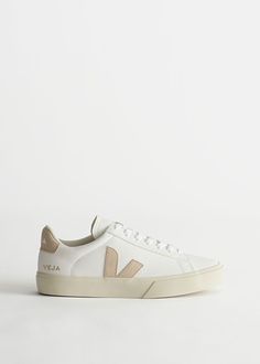 Veja Campo Chrome Free | & Other Stories (EU + UK) Comfy Travel Outfit, Summer Jeans, Stockholm Fashion, Sneakers Outfit, White Summer, Ankle Jeans, Travel Outfit