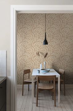 Gekleurd in vrolijke tinten van gedempt terracotta en beige, wekt ons Liv-behang onze liefde voor de natuur en eenvoud op. Grillig in zijn ontwerp, wordt het dichte bladpatroon tot leven gebracht door een slim kleurenspel om een moeiteloos mooi interieur vol licht en optimisme te creëren. Hang het in je gang, keuken of kantoor voor een klassieke en eigentijdse esthetiek met rustieke charme. Specificatie Rolbreedte: 53,00 cm Rollengte:  10,05 m To Tapet Hall Inspiration, Sage Green Wallpaper, Orange Wallpaper, Wallpaper Direct, Kitchen Wallpaper, Swedish Design, Red Wallpaper, Green Wallpaper, Beautiful Space