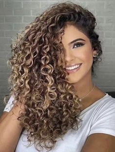 Curly Balayage Hair, Blonde Highlights Curly Hair, Super Curly Hair, Curly Afro Hair, Dyed Curly Hair, Flamboyant Natural, Highlights Curly Hair, Curly Hair Photos, Colored Curly Hair