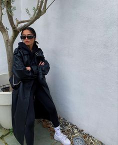 Sweats And Trench Coat, Black Trench Coat Casual Outfit, Black Trent Coat Outfit, Long Dress Outfit Fall, Outfits With Long Leather Jackets, Trench En Cuir Outfit, Leder Trenchcoat Outfit, Leather Long Jacket Outfit, Leder Mantel Outfit