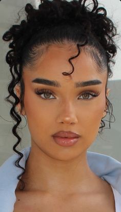 Lashes For Round Face, Round Face Baddie Makeup, Subtle Glam Makeup Black Women, Bombshell Makeup Black Women, Round Face Makeup Looks, 2024 Glam Makeup, Black Woman Clean Makeup, Manifesting Tips, Bombshell Makeup