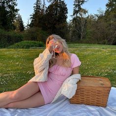 Galentines Picnic Outfit, Picnic Fits, Picnic Poses, Picnic Outfit Ideas, Faceless Photos, Picnic Photography, 2024 Moodboard