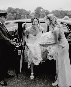 the bride is getting out of the limo with her mother and father, who are dressed in formal wear