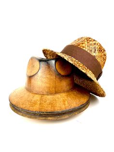 Natural straw fedora hat in brown color, resistant and very ventilated, ideal for sunny days Adorned with a good quality ribbon of brown grosgrain 4 centimeters wide. With sun exposure this hat reflects beautiful shades of diferent browns. The measurements in centimeters are 30 x 28. Brim length 6.5. (These measurements may vary slightly depending on the size of the hat) The end of the brim is reinforced inside with a thin stainless steel wire to always have the hat in perfect condition. For its Mens Straw Hats, Women Fedora, Mens Fedora, Summer Straw Hat, Black Fedora, Womens Fedora, Straw Fedora Hat, Fedora Hat Women, Trilby Hat