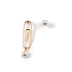 Brass Earring Plated in 16k Gold • 12mm Swarovski Faux Pearls Length: 5 cm & 1.1 cm / 2.5 in & 0.4 in Made in NYC LL24-05 Gold/White Paperclip Charms, Paperclip Earrings, Ears Jewelry, Diy Jewelry Tutorials, Diy Bijoux, Planner Charms, Paper Clips, Ear Cuffs, Shiny Things