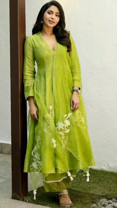 Aishwarya Lakshmi Saree, Organza Kurti Designs, Straight Kurti Designs, Aishwarya Lakshmi, Green Anarkali Suits, Aishwarya Lekshmi, Silk Kurti Designs, Green Ikat