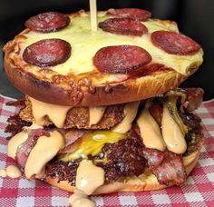 Two in 1 = pizza+burger Yummy Burger, Best Junk Food, Pizza Burger, Food Fantasy, Moroccan Food, Delicious Burgers, Indian Snack Recipes, Weird Food