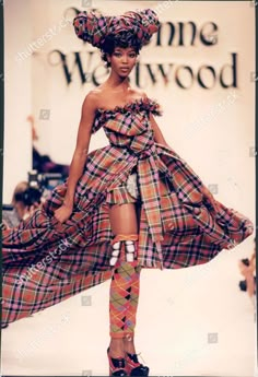 Vivienne Westwood Punk, Tartan Fashion, English Fashion, Runway Fashion Couture, Fashion Couture, Naomi Campbell, Moda Vintage