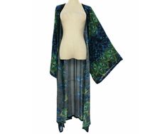 This comfortable kimono robe long jacket is made from breathable and skin friendly soft rayon. It would be a perfect gift for wife or gifts for her. Suitable for daily wearing and easy to match for lounging and sleeping. It is pleasantly fit for travel and beach outfits, wedding party, vacation, airport wear and daily sleepwear, perfects to go with dresses, shorts, T-shirts, crop tops, sneakers, classic pumps. ✅ Easy Wearing - Top All-rounder ✅ End-to-end Tracking ✅ One Size - May Fit Up To 4X Features: Fabric : Soft light weight rayon Style : Open front - no buttons; Very big sleeves; No fringe at the bottom Matching belt : Included Size : May fit up to 4X (US size 32) Pattern : Printed floral peacock Clothing Measurements: Around Chest : 70"~72" (178cm~183cm) Around Hips : 72" (183cm) Le Peacock Clothing, Floral Peacock, Dresses Shorts, Outfits Wedding, Big Sleeves, Shirts Crop, Kimono Duster, Duster Jacket, Kimono Pattern