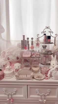 #cute #kawaii #pink #cutecore #kawaiicore #pinkcore #aesthetic Cute Coquette Room Decor, Coquette Bedroom, Dream Bedroom Inspiration, Pink Room Decor, Cute Room Ideas, 400m