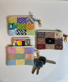 10+ Unique Patchwork Bags to Elevate Your Style Quilted Zipper Pouch, Sew Wallet, Sewing Machine Projects, Cute Sewing Projects, Fabric Patchwork, Quilted Wallet, Fabric Purses, Small Sewing Projects, Coin Wallet