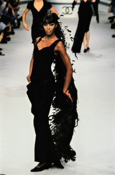 Chanel Couture Fall 1995 ft iconic Naomi Campbell  .. Follow for more, I upload daily <3 Naomi Campbell Ralph Lauren, Naomi Campbell 90s Aesthetic, Naomi Campbell Chanel, Naomi Campbell Runway, Archive Runway, Naomi Campbell 90s, Mod Board, Chanel 90s, 90s Chanel