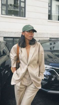 IG : 6mnaahs Cap Outfits For Women, Christmas Outfit Ideas, Effortlessly Chic Outfits, Elegante Casual, Paris Outfits, Outfits With Hats, Looks Chic, Blazer Fashion, Business Casual Outfits