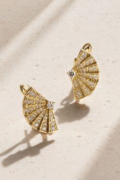 Garrard's 'Fanfare Symphony' earrings celebrate the opulence and elegance of theatre in the 18th century. Hand-cast from 18-karat gold, they're set with sparkling white diamonds that fan out and frame single round ones. Wear yours with the coordinating necklace. Gold Rings Fashion, Gold Diamond Earrings, Fine Jewels, Fine Jewellery Earrings, Ear Jewelry, White Diamonds, Net A Porter, 18th Century, Diamond White