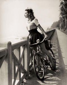 1950s Summer Aesthetic, Vintage Foto's, Riding A Bike, Vintage Versace, Photo Vintage, 1940s Fashion, Vintage Vogue