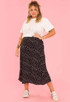 Tshirt Over Dress Plus Size, Plus Size Summer 2024, Size 18w Outfits Curvy Fashion, Fashion Outfits Design, Plus Size Summer Outfits Curvy Fashionista, Dress Design For Women, Polka Dot Skirt Outfit, Dot Skirt Outfit, Silk Dress Design