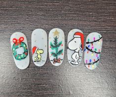 Snoopy Xmas Nails, Snoopy Christmas Nail Art, Charlie Brown Nails Christmas, Snoopy Winter Nails, Christmas Nails Snoopy, Peanuts Christmas Nails, Christmas Nails Characters, Cindy Lou Who Nails, Christmas Cartoon Nails