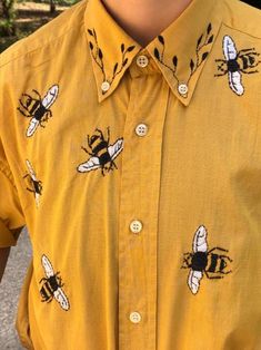 Bee Embroidery, Men Fashion Casual Outfits, Character Outfits, Look Cool, Aesthetic Clothes, Pretty Outfits, A Man, Cool Outfits, Shirt Designs