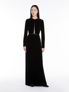 Extrem weiches, langes Abendkleid aus kostbar glänzendem Viskose-Seiden-Samt. Das Modell zeichnet sich durch eine feminine Silhouette aus, die durch einen tiefen, sinnlichen geometrischen Ausschnitt auf der Vorderseite, einen durchsichtigen Effekttüll, einen hohen Abnäher an der Taille und Handschuhärmel mit unsichtbaren Reißverschlüssen am unteren Ende geziert wird. Verdeckter Reißverschluss hinten. Glove Sleeves, Velvet Long Dress, Velvet Dress Long, Long Evening Dress, Feminine Silhouette, Invisible Zip, Silk Velvet, Evening Dresses Long, High Cut