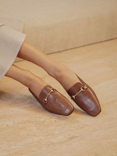 Emy Mocha - Mocassins mules à mors doré en cuir taupe Elegant Brown Slip-on Slippers, Brown Pointed Toe Slip-ons For Spring, Brown Slip-ons With Removable Insole For Spring, Brown Flat Loafers For Spring, Spring Brown Flat Loafers, Spring Brown Loafers, Brown Summer Loafers With Flat Heel, Slip-on Sandals For Work In Fall, Brown Formal Mules For Spring