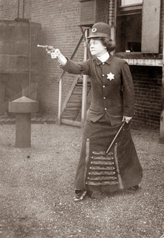 Early 1920s policewoman Outdoorsy Women, Female Police Officers, Police Uniform, Police Women, Roaring 20's, Roaring 20s, Old Photographs, Vintage Pictures, White Photo